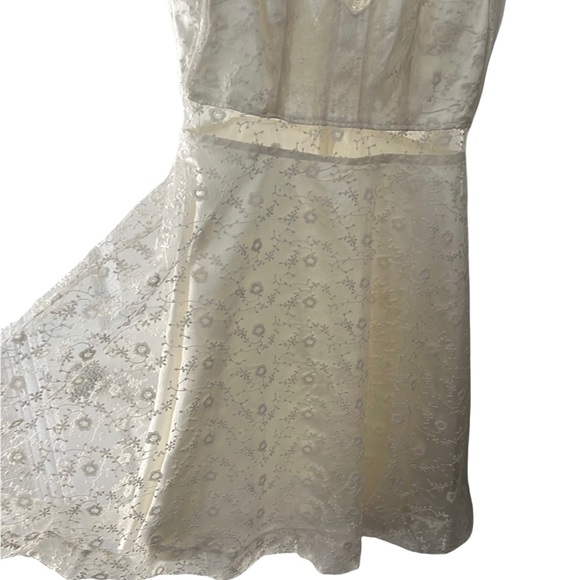 Floral lace peek-a-boo dress - Picture 4 of 4